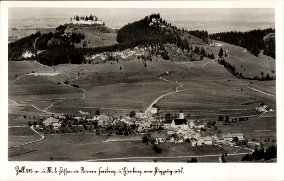 Ak Zell Eisenberg im Allgäu, Schwarze und weiße Landschaftsaufnahme, kleine Ortschaft, Berge im H