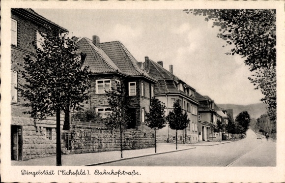 Ak Dingelstädt im Eichsfeld Thüringen, Bahnhofstraße, Gebäude, Bäume, r Stil, schwarz-weiß Bild