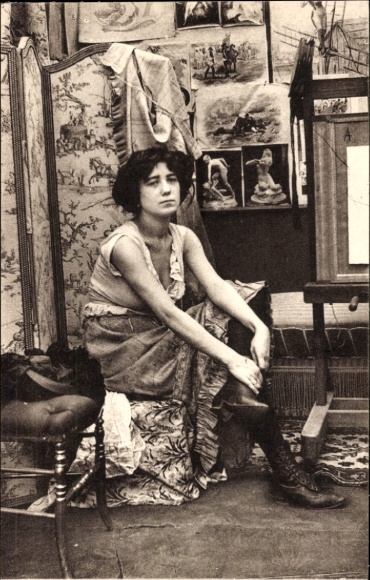PC Parisiennes fin de siècle, woman in underwear