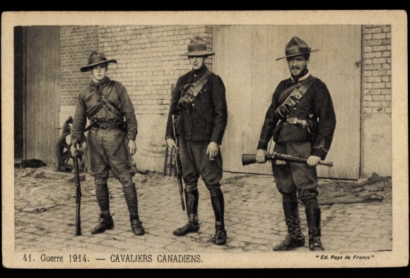 Postcard Canadian soldiers in uniforms, 1914