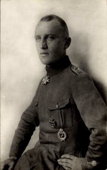 Ak Leutnant Wilhelm Schreiber, Portrait in Uniform, Abzeichen, Eisernes Kreuz