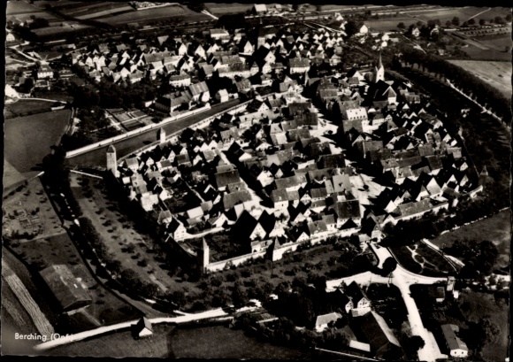 Ak Berching in der Fränkischen Alb Oberpfalz, Luftaufnahme von   Stadt, viele Dächer, Landschaft