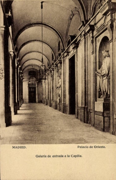 KP Madrid Hiszpania, Madryt Palacio de Oriente, galeria, pomnik, wejście do kaplicy