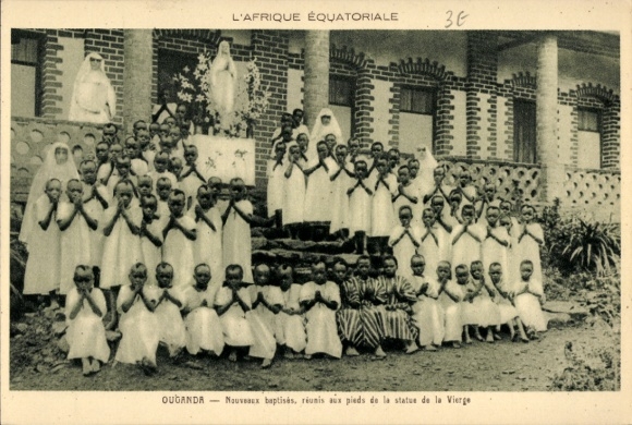 Ak Ouganda Uganda, Nouveaux baptisés, réunis aux pieds de la statue de la Vierge, enfants