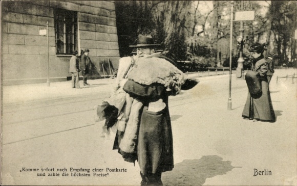 Judaika Postcard Berlin, Berlin types, Jewish street vendor with fur goods, street scene