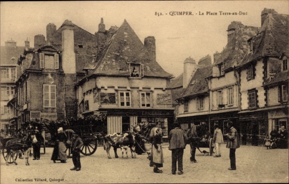 PC Quimper Finistère, historical city view, La Place Terre-au-Dac, nativity scene, horse-drawn carriage