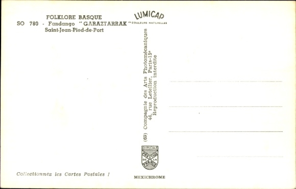 KP Saint Jean Pied de Port Pyrénées Atlantiques, tancerze w tradycyjnych strojach baskijskich
