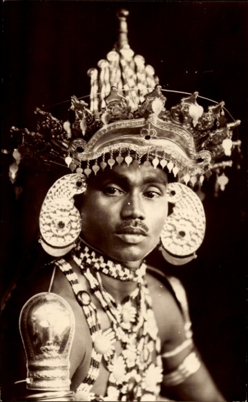 Foto Ak Asiate in Volkstracht, Kopfschmuck, Halsketten
