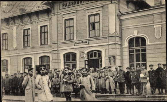 Postcard Radziwilischki Lithuania, railway station, German soldiers in uniforms