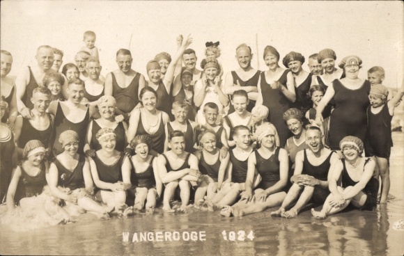Photo Postcard North Sea resort Wangerooge, bathers in swimwear on the beach, group photo, 1924