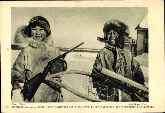 Ak Alaska, twee jonge Eskimo's die door de jezuïetenvaders catechisatie kregen