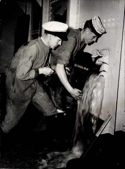Photo British warship, British marines, HMS Phoenix, repair