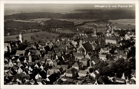 Ak Dillingen an der Donau , Luftaufnahme von Dillingen, viele Dächer, Landschaft, Flugzeugansicht