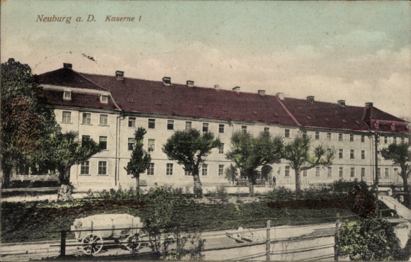 Postcard Neuburg an der Donau Upper Bavaria, Barracks 1, Neuburg a. D., s building