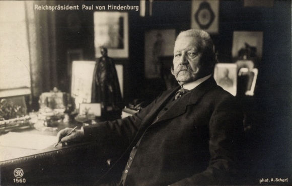 Postcard Reich President Paul von Hindenburg, portrait at his desk