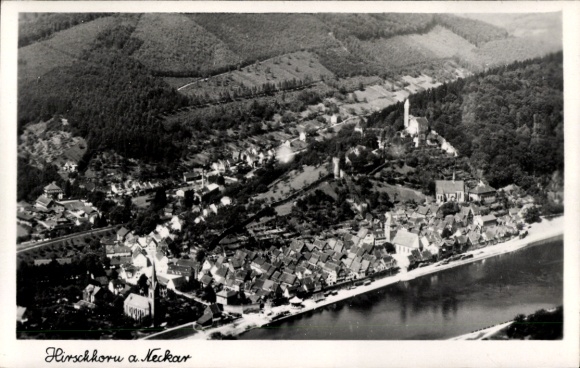 Ak Hirschhorn am Neckar Hessen, Luftaufnahme der Stadt, Neckarfluss, umliegende Wälder und Hügel