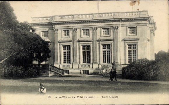Ak Versailles Yvelines, Le Petit Trianon, Gartenansicht, Menschen, 