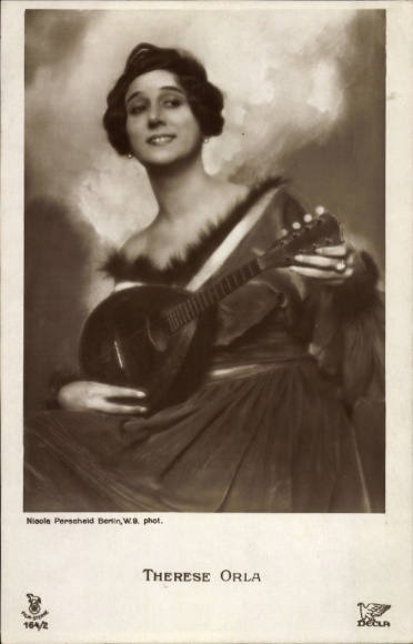 Ak-actrice Therese Orla, portret met mandoline
