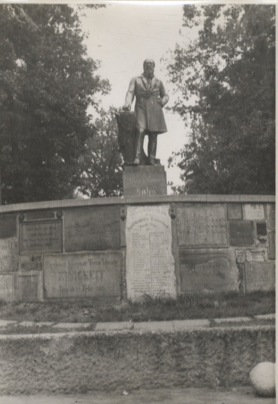 Original Foto Berlin Neukölln, Volkspark Hasenheide, Jahn-Denkmal, um 1946, ca. 13 x 18 cm