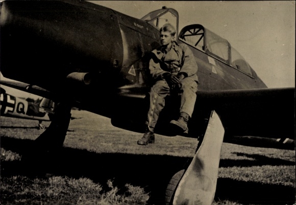 Foto Deutscher Jagdflieger-Pilot in der Ausbildung, Schulflugzeug Arado Ar96