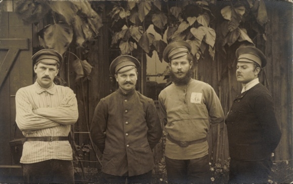 Foto Ak Kriegsgefangenenlager Frankfurt an der Oder, Gruppe von Gefangenen, 1. WK