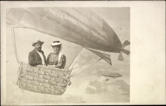 Foto Ak Frau und Mann in der Gondel eines Zeppelins, Luftschiff, Fotomontage