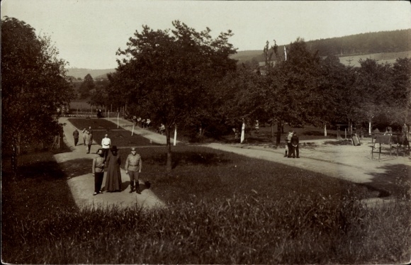 Stel je Parijs VI voor, Jardin du Luxembourg, mannen, vrouwen en een geestelijke wandelen door een park...