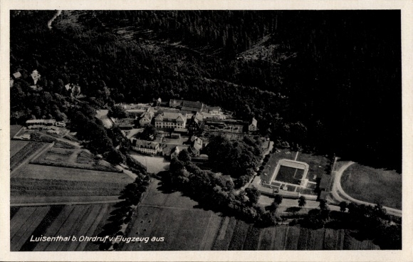 Ak Luisenthal im Thüringer Wald, Luftbild von Luisenthal, Wald, Gebäude, Sportanlage