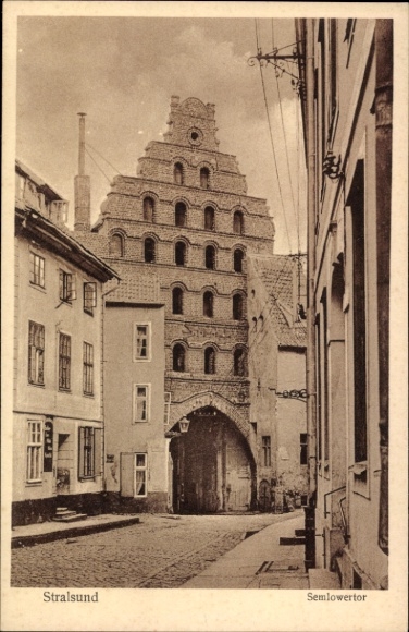 Ak Stralsund in Vorpommern, Semlowertor,  Architektur, Straßenansicht, schwarz-weiß, alte 