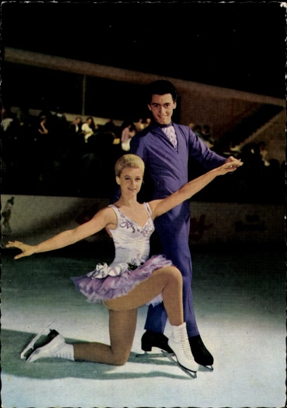 Postcard ice skating champion couple Marika Kilius and Hans Jürgen Bäumler