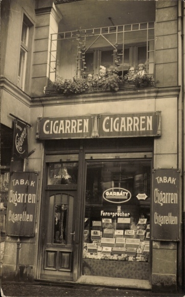foto Ak Berlin Prenzlauer Berg, sigarenwinkel Stolpische Straße 29, bewoners op het balkon