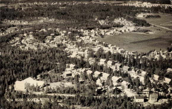 KP Kotka Finlandia, widok z lotu ptaka na liczne domy, krajobraz leśny