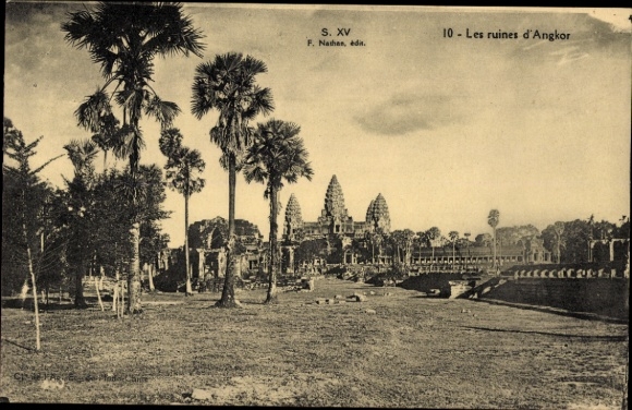 Ak Angkor Wat Kambodscha, Les ruines d'Angkor, Blick auf einen Tempel, Palmen