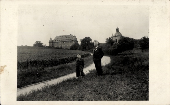 Postcard GIESEN NICHT GIESSEN -------> 3539 Gießen on the Lahn, castle in the background, man and child...