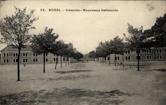 Ak Rueil Malmaison Hauts de Seine, Caserne Nouveaux bâtiments, Baumalleen, r Stil, schwarz-weiß