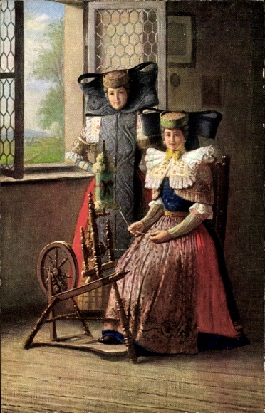 Artist Postcard Schaumburg Lippe, Two women in traditional costumes, spinning wheel