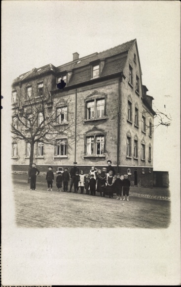 Photo Postcard Ebersbrunn Lichtentanne Sachsen, children in front of a residential building
