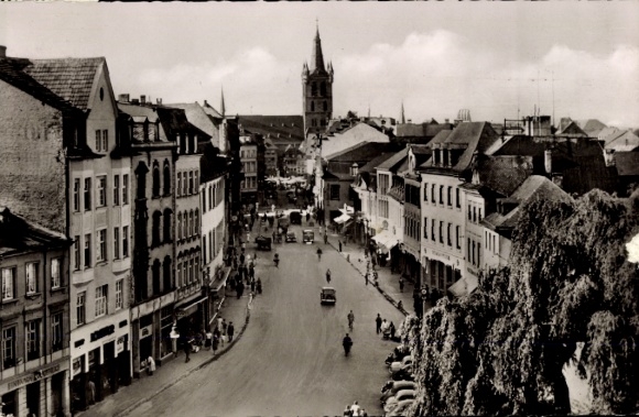 Ak Trier an der Mosel, Blick auf die Simeonstraße, Porta Nigra,  Gebäude, Autos, Menschen