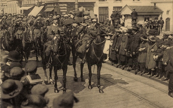Postcard Bruges Bruges Flanders West Flanders, Procession du St. Sang, Militaires ouvrant le Cortège