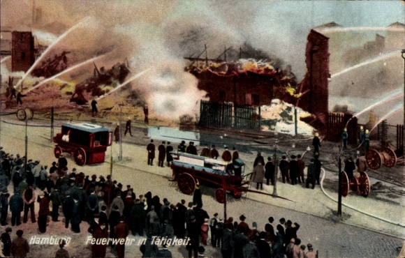 Postcard Hamburg Mitte Altstadt, fire brigade in action, house fire, fire engine