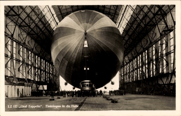 Postcard Friedrichshafen on Lake Constance, airship LZ 127 Graf Zeppelin, being brought into the airship hangar