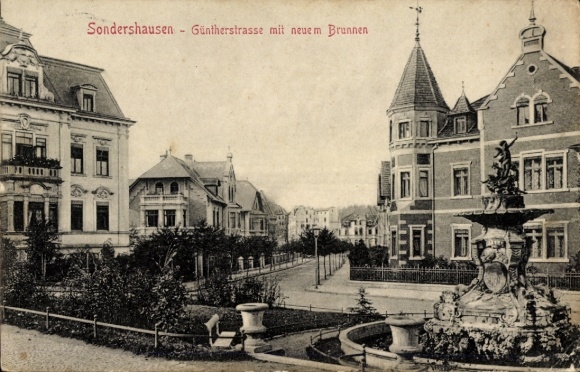 Postcard Sondershausen in the Kyffhäuserkreis Thuringia, Güntherstraße, new fountain, building