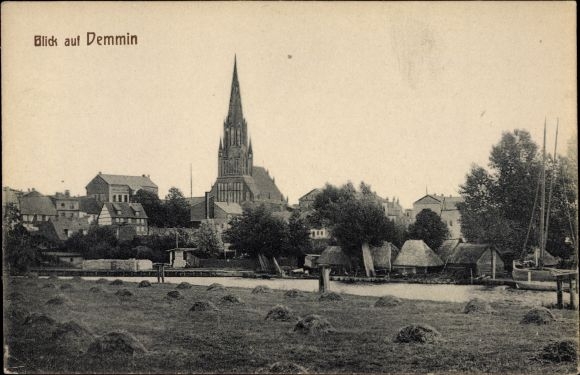 Ak Demmin in West-Pommeren, gedeeltelijk zicht op het dorp, kerk