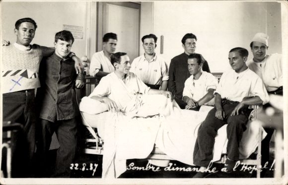 Foto Ak versehrte Soldaten im Lazarett, Krankenbett
