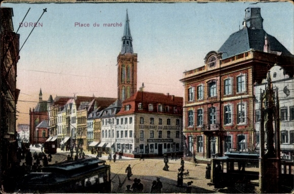 Ak Düren im Rheinland, Straßenansicht vom Markt mit Rathaus und Kirche, Personen, Straßenbahn