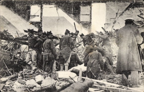 Ak Messina Sizilien, Soldaten in den Ruinen, Erdbeben 1908