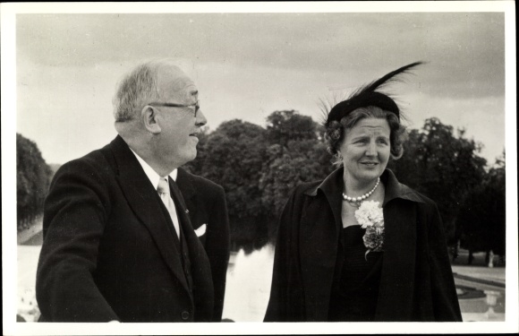 PC Juliana of the Netherlands with French President Vincent Auriol, 1950