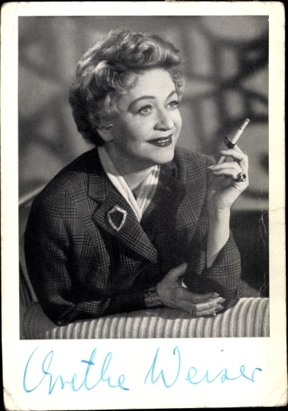 Postcard actress Grethe Weiser, portrait, cigarette, autograph