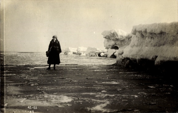 Photo Postcard North Sea resort Wangerooge, Mrs. Clara Willecke on the icy main beach, 8 February 1922