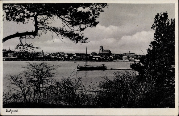 Ak Wolgast in Mecklenburg Vorpommern, Durchblick übers Wasser auf die Stadt, Boot